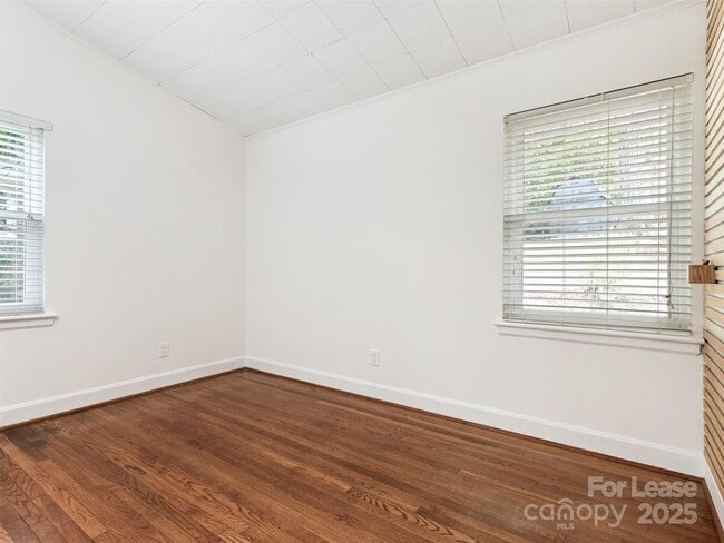 Building Photo - 553 Kenlough Dr
