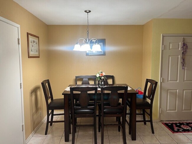 Building Photo - Enchanting Delano property just minutes fr...