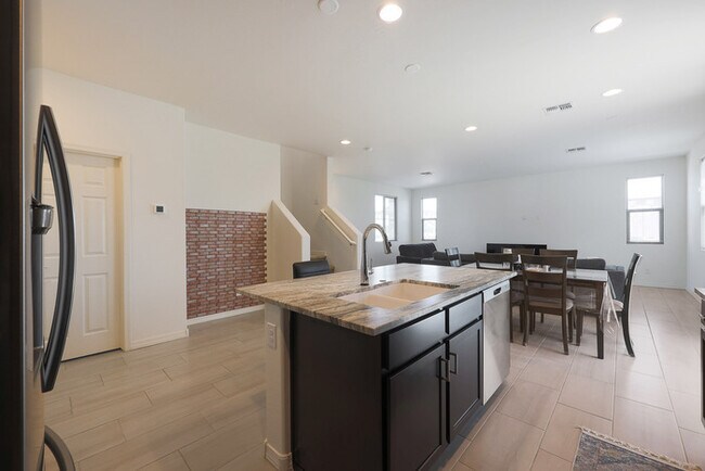 Building Photo - BEAUTIFUL 3 bed + LOFT
