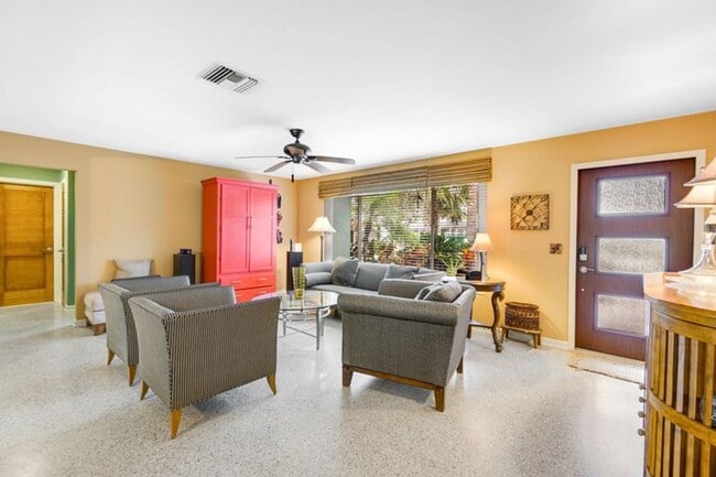 Building Photo - 440 Jupiter Ln