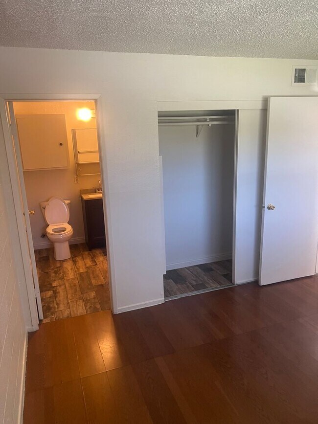 Building Photo - Affordable 1 Bedroom  Condo In Central Las...