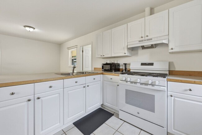 Building Photo - Fantastic location, move in ready! 1 bed, one bath, HUGE kitchen!