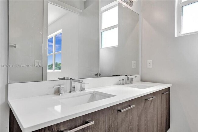Building Photo - 400 NE 35th Ct