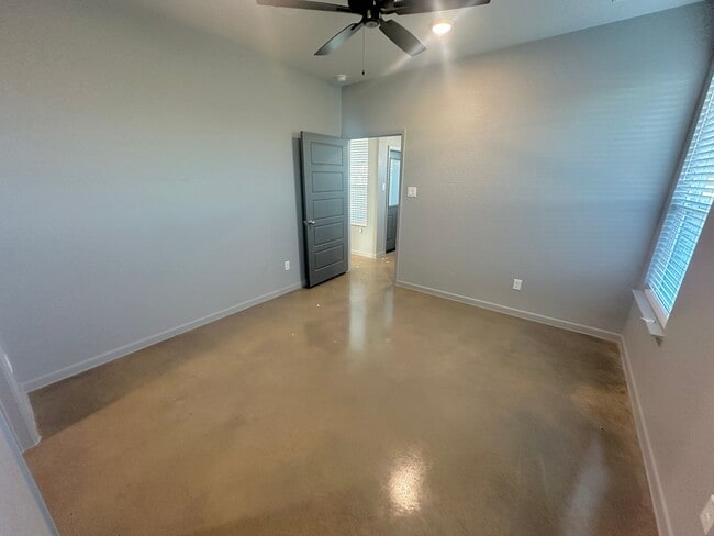 Building Photo - AVAILABLE NOW!