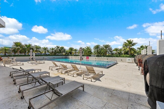 Building Photo - 1551 N Flagler Dr