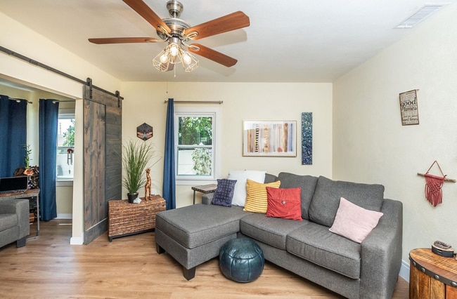 Building Photo - This 1bed/1bath bungalow comes with a BONU...