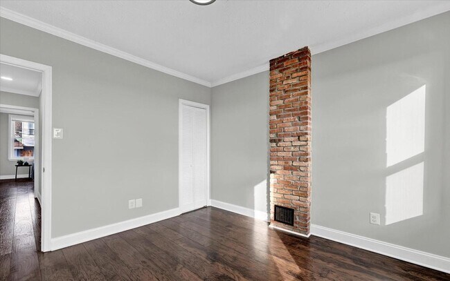 Building Photo - 210 N Glover St