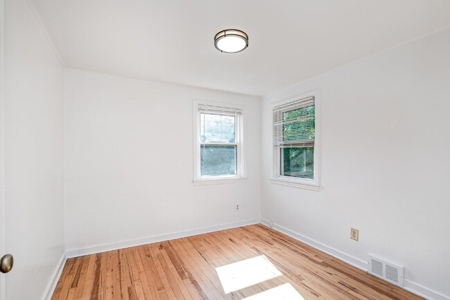 Building Photo - 2 Bedroom Duplex  $1050/Month