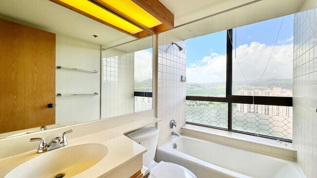 Building Photo - HIGHLY DESIRABLE 2 BED/2 BATH SPECTACULAR ...