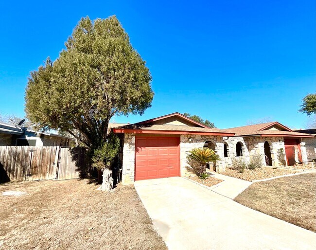 Building Photo - MUST SEE! 2 Bedroom / 1.5 Bath Duplex w/ Garage!