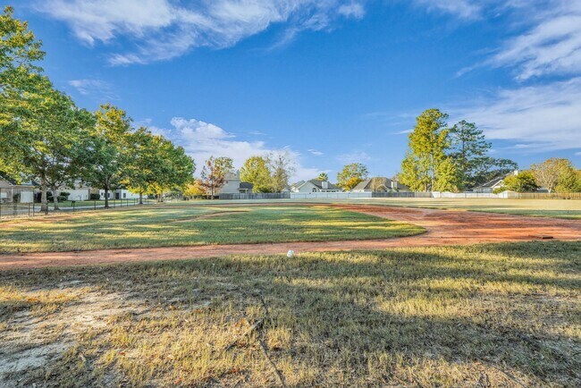 Building Photo - Centrally Located Home in Richmond Hill