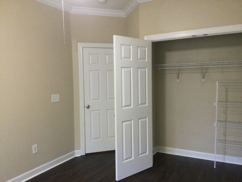 Building Photo - 8669 Hickory Creek Ln
