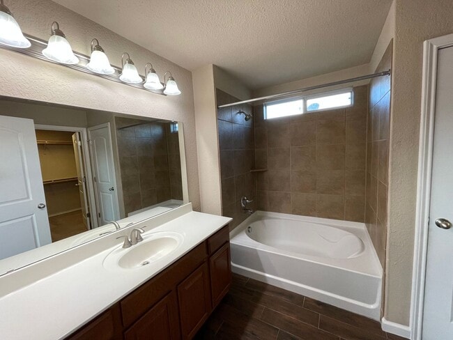 Building Photo - BEAUTIFUL 3 BEDROOM 2.5 BATH FEATURING A LUXURY KITCHEN WITH WHITE GRANITE COUNTERS, GRAY CABINET...