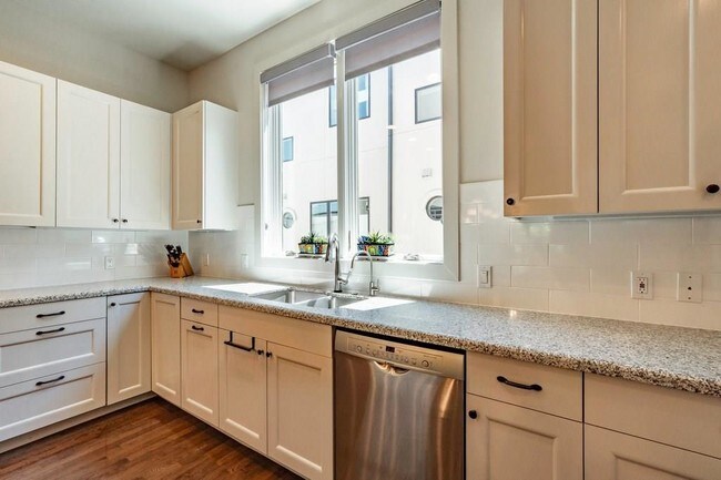 Building Photo - 206 E Live Oak St