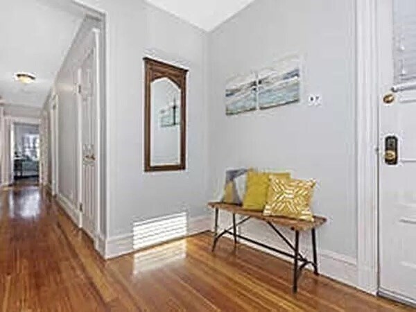 Building Photo - 70 Wren St