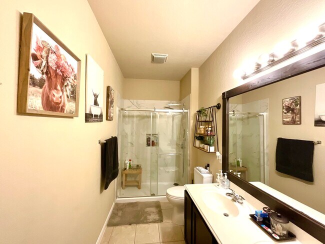 Building Photo - *COMING SOON* Modern Home with Fenced Backyard, Community Pool & Playground!
