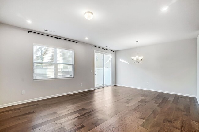 Building Photo - Move-in Ready Modern Townhome!!