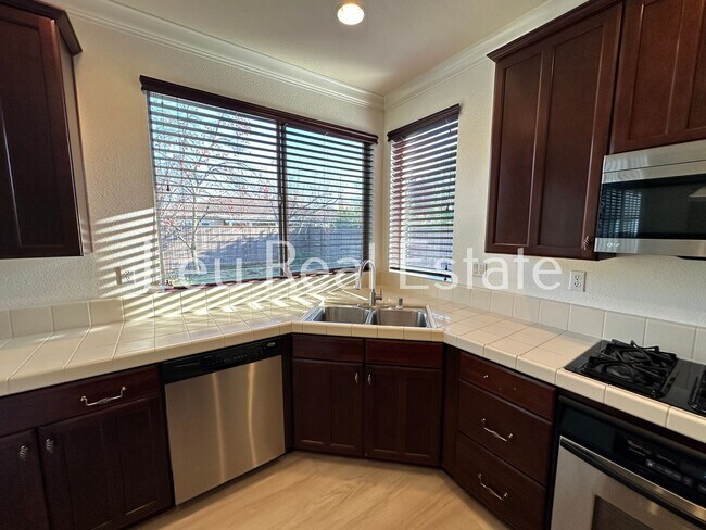 Building Photo - Lovely, 5bd, 3ba home in Serrano, with 3 c...