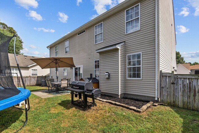 Building Photo - Luxurious 5-Bed, 2.5-Bath Home with Solar Panels in Newport News