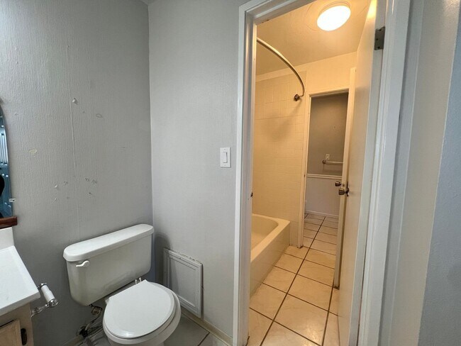 Building Photo - Spacious 2 Bed 1.5 Bath Condo in Hamden South