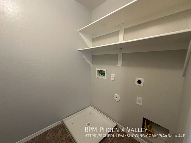 Building Photo - 13921 W Port Royale Ln