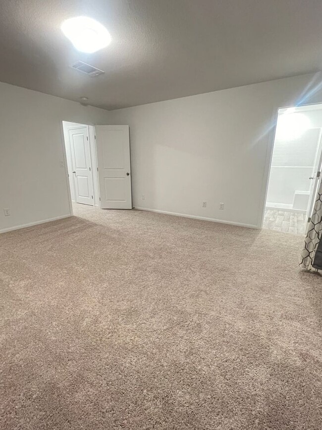 Building Photo - Move in today! 3 bed 2.5 bath 2 story beauty!