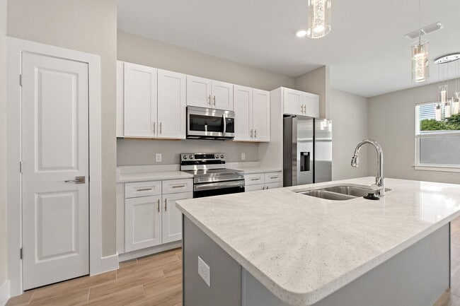 Building Photo - 300 Royal Palm Wy