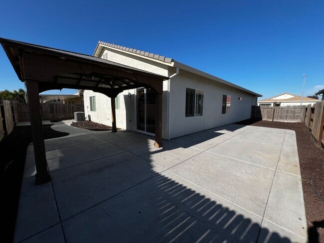 Building Photo - Beautiful 3 Bed, 2 Bath home in highly des...