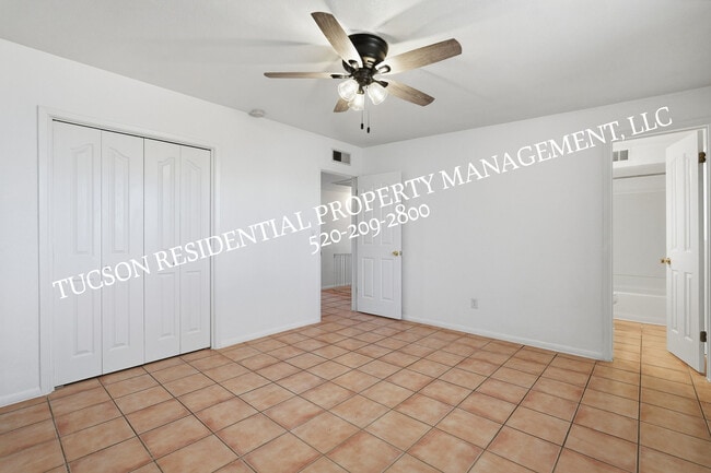 Building Photo - 2402 S Calle Yucatan