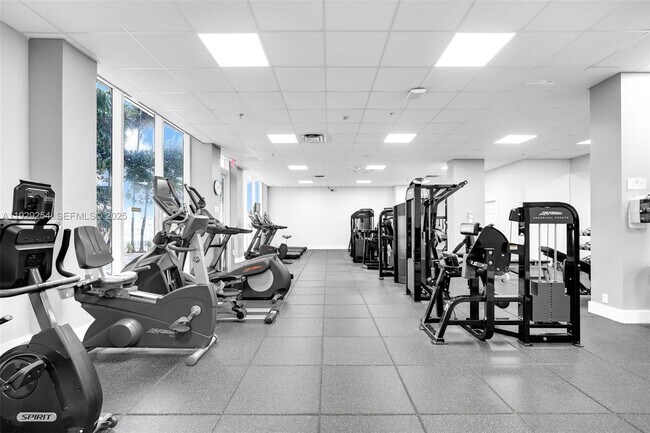 Building Photo - 2030 S Ocean Dr