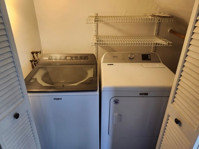 Washer/Dryer - 130 Loomis St