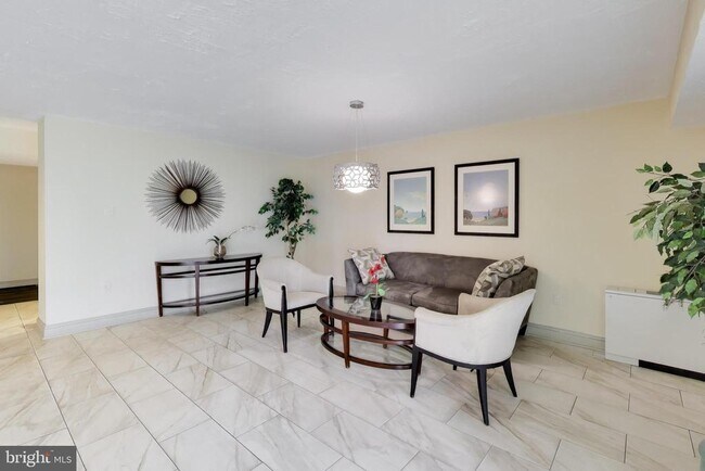 Building Photo - 7420 Lakeview Dr