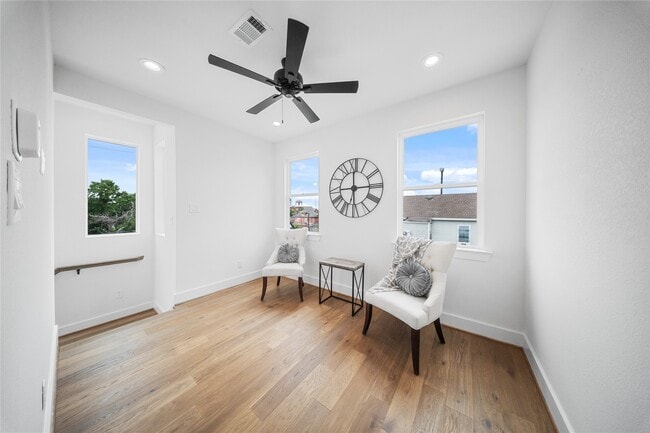 Building Photo - 1112 Hogan St