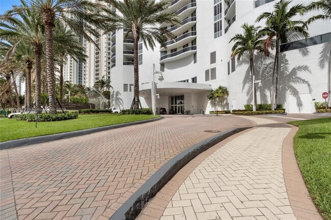 Building Photo - 16001 Collins Ave