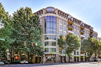 Building Photo - 718 W Trade St