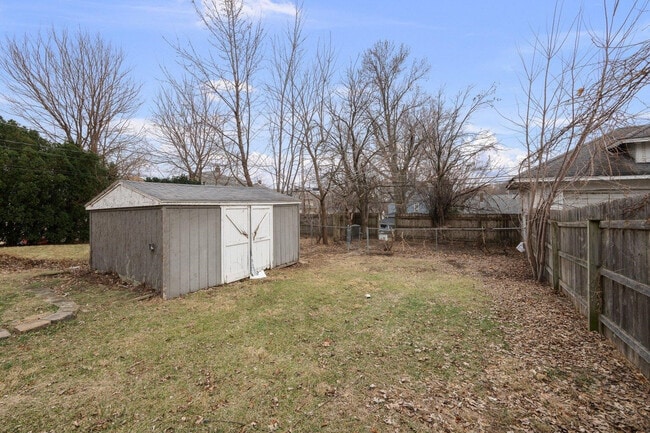 Building Photo - 1321 W 13th St