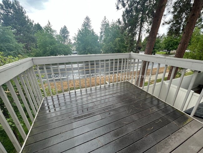 Building Photo - 1 bedroom, 1 bathroom apartment w/ great l...