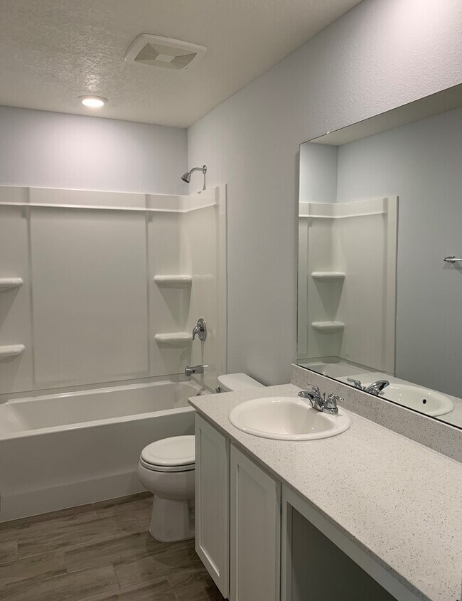 Building Photo - Stunning 3 Bed/2 Bath Home with Attached G...