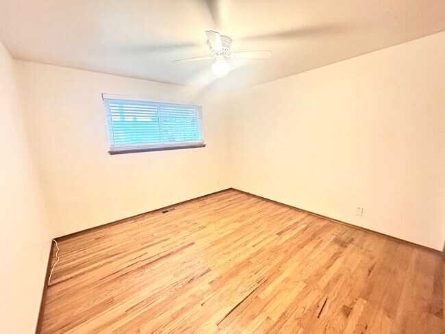 Building Photo - Beautiful Garden Entrance 4 bedroom home in Seattle, minutes away from major highways.