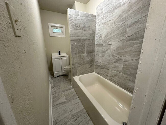 Building Photo - NEWLY UPDATED 4 BED 1 BATH HOME FOR RENT.