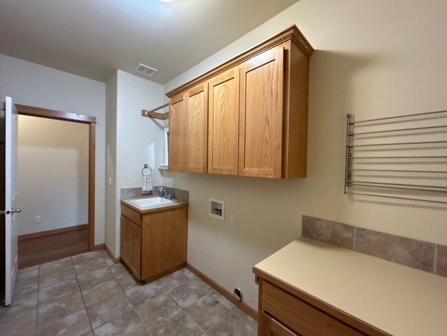 Building Photo - 3 Bedroom / 2 Bathroom House in NW Redmond