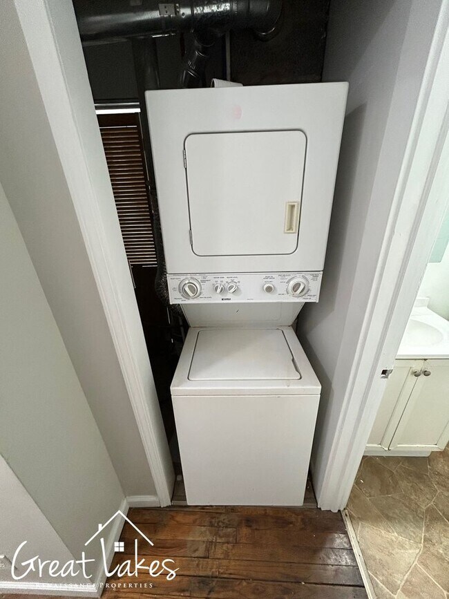 Building Photo - Lovely 2 Bedroom 1 Bathroom now available for rent