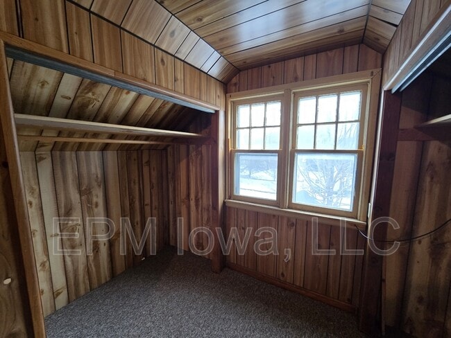 Building Photo - 401 Charles St