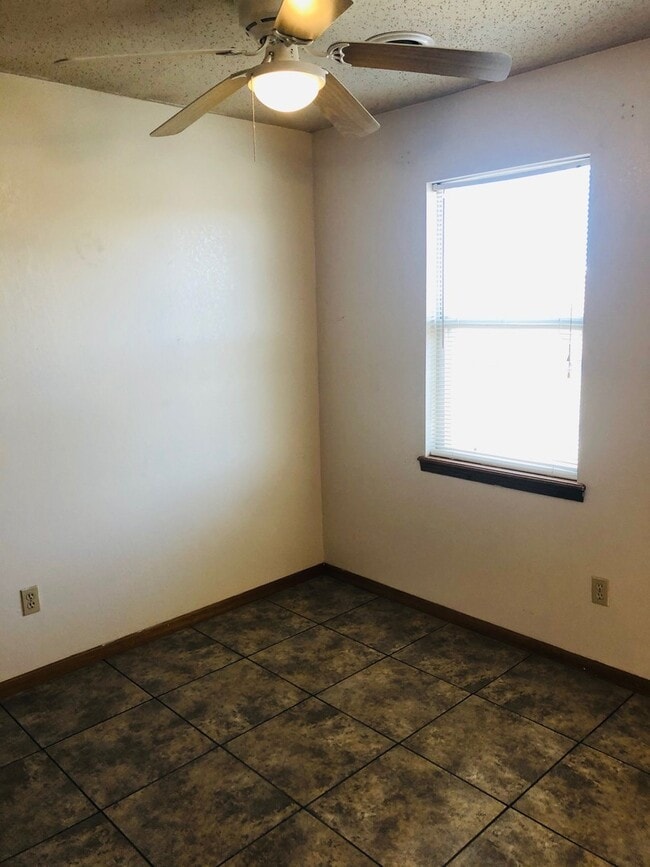 Building Photo - Fresh Interior