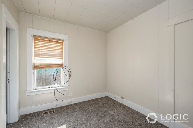 Building Photo - Great 2 Bedroom House on Dead End Street!