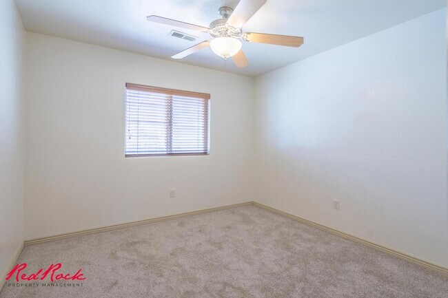 Building Photo - 3 Bedroom Townhome In Fossil Hills!