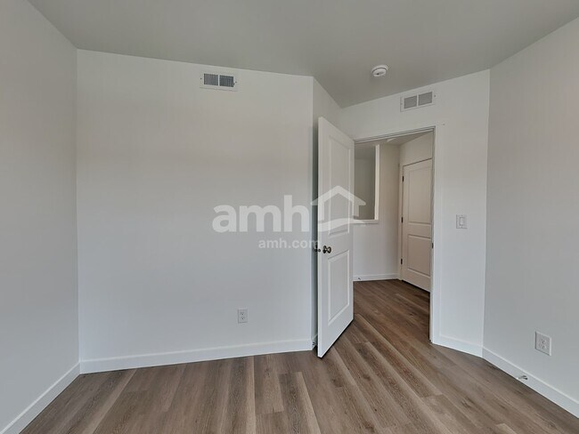 Building Photo - 5334 Turnstone St SE