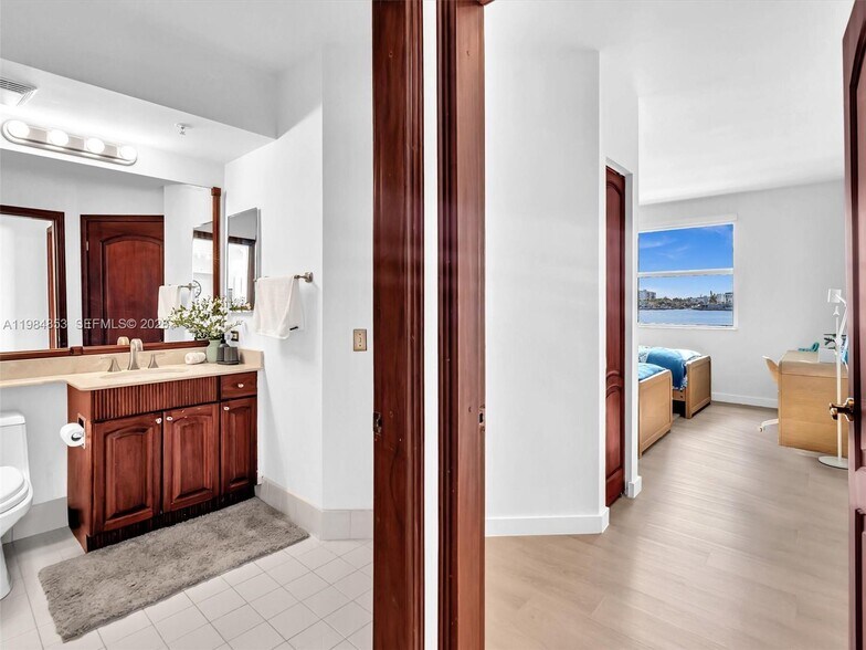 Building Photo - 17150 N Bay Rd