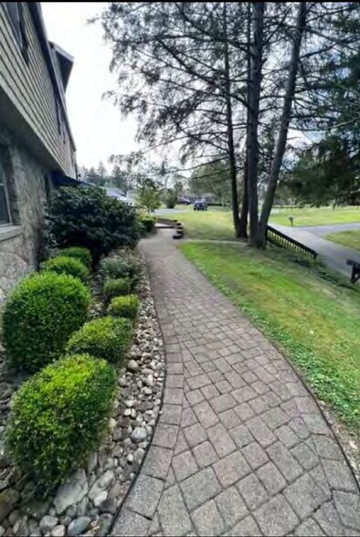 Building Photo - 1637 Otlahurst Dr