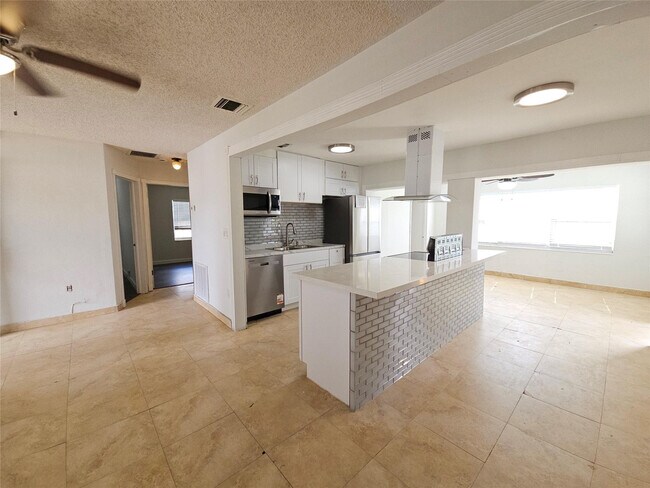 Building Photo - 6610 SW 26th St